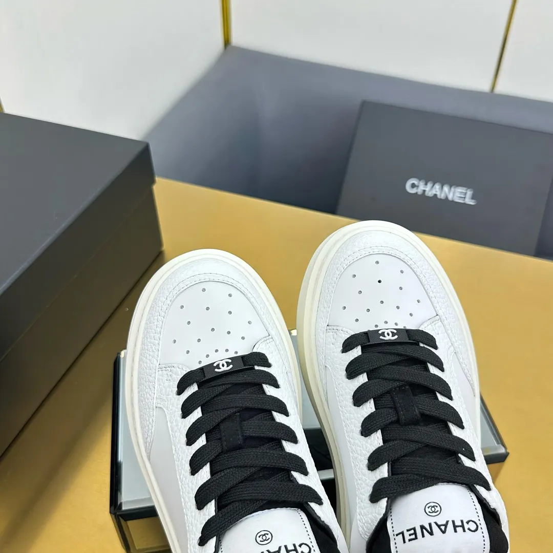 👟👟Ex-factory price 600👟👟 Upgraded version, upgraded version, upgraded version! No rebuttal accepted! ! ! ! Chanel Chanel panda shoes! 2025 counter's top casual sports shoes. This classic design; the upper is electro-embroidered with a variety of techniques; the outsole is fashionable and sporty; the unusual inclusion of a variety of color matching elements... The diversified mix and match is very good-looking and versatile, and can be used for leisure, fashion, sports, and outdoor... ꫛꫀꪝ Go➫ Materials: ❶Upper made of: original imported first-layer silk cowhide + original waterproof cloth + original first-layer cowhide ❷Inner lining: Original Yangli+Net ❸Outsole based on: Original TPU combination outsole Counter boutique packaging complete set for women 35–41 👉 👉